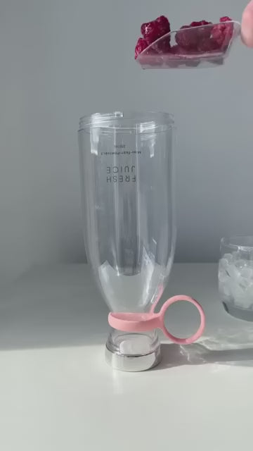Portable smoothie blender with fresh fruits